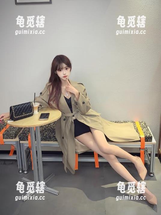 观看799su，看看姑娘们是如何在阳光下“晒”出真友谊的。