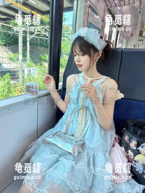 吃瓜网站下载，独自一人窥探暗中的八卦，咕哝着乐趣无穷。