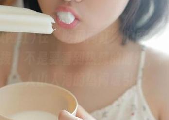 在“吃瓜网红”的网页上，无法自拔，不是要看到热辣的时刻，而是被人山人海的热闹吸引…
