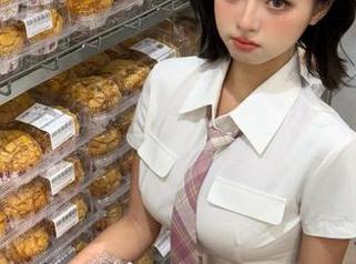 看“黑哥黑料”的官网，总觉得有些信息耐人寻味，我的好奇心又狂飙了！